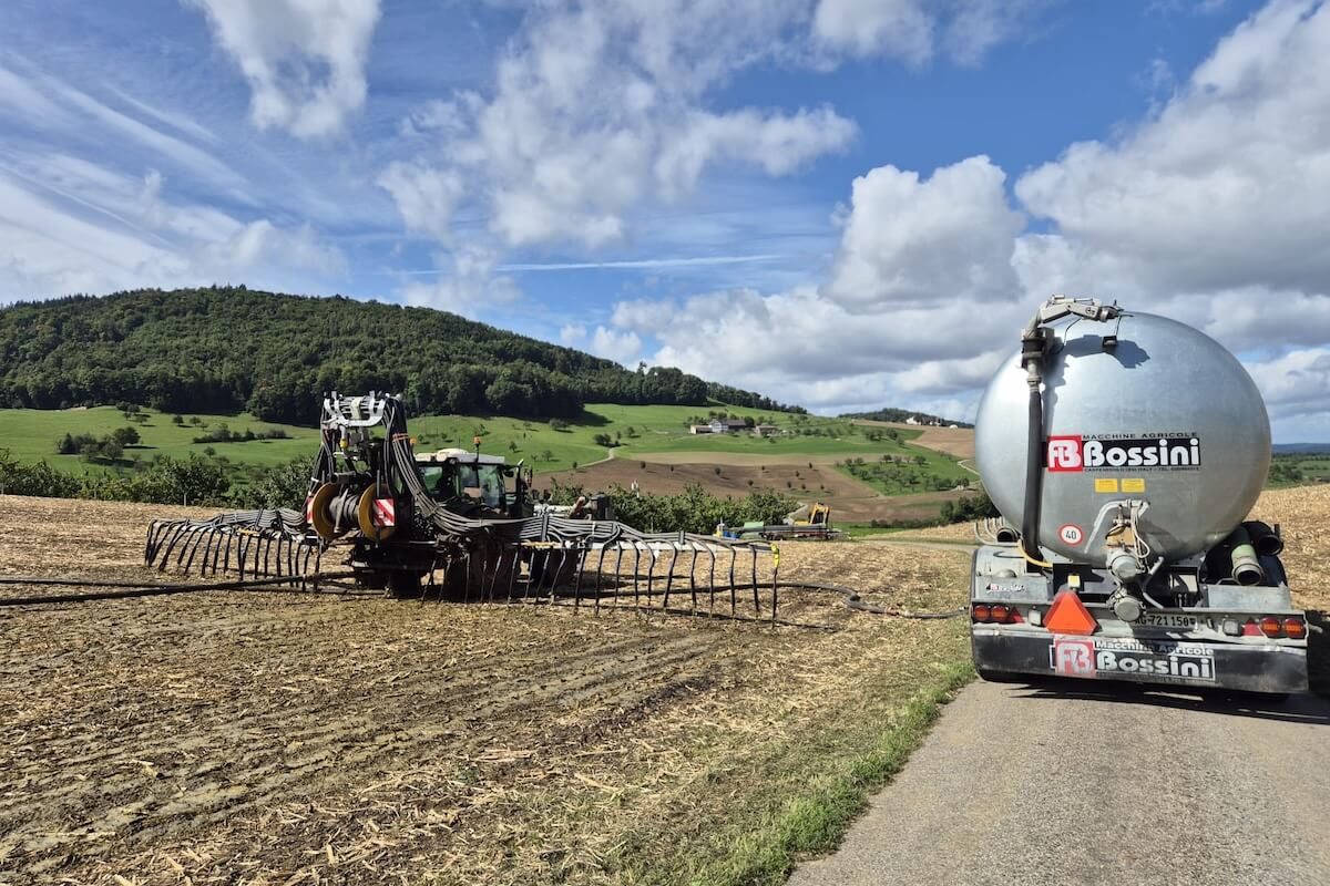 Cantiere di lavoro per la distribuzione degli effluenti zootecnici tramite sistema ombelicale mobile